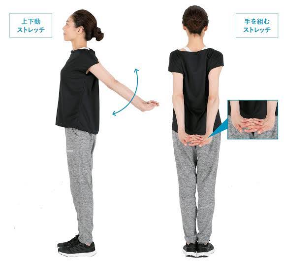 胸を開き首筋を伸ばすストレッチの様子